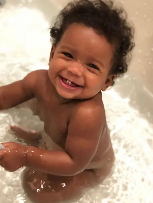 Sienna Wilson, anak Ciara dan Russell Wilson terlihat lucu dan bahagia saat mandi. Lihat deh dua gigi yang sudah tumbuh itu! (instagram/ciara)
