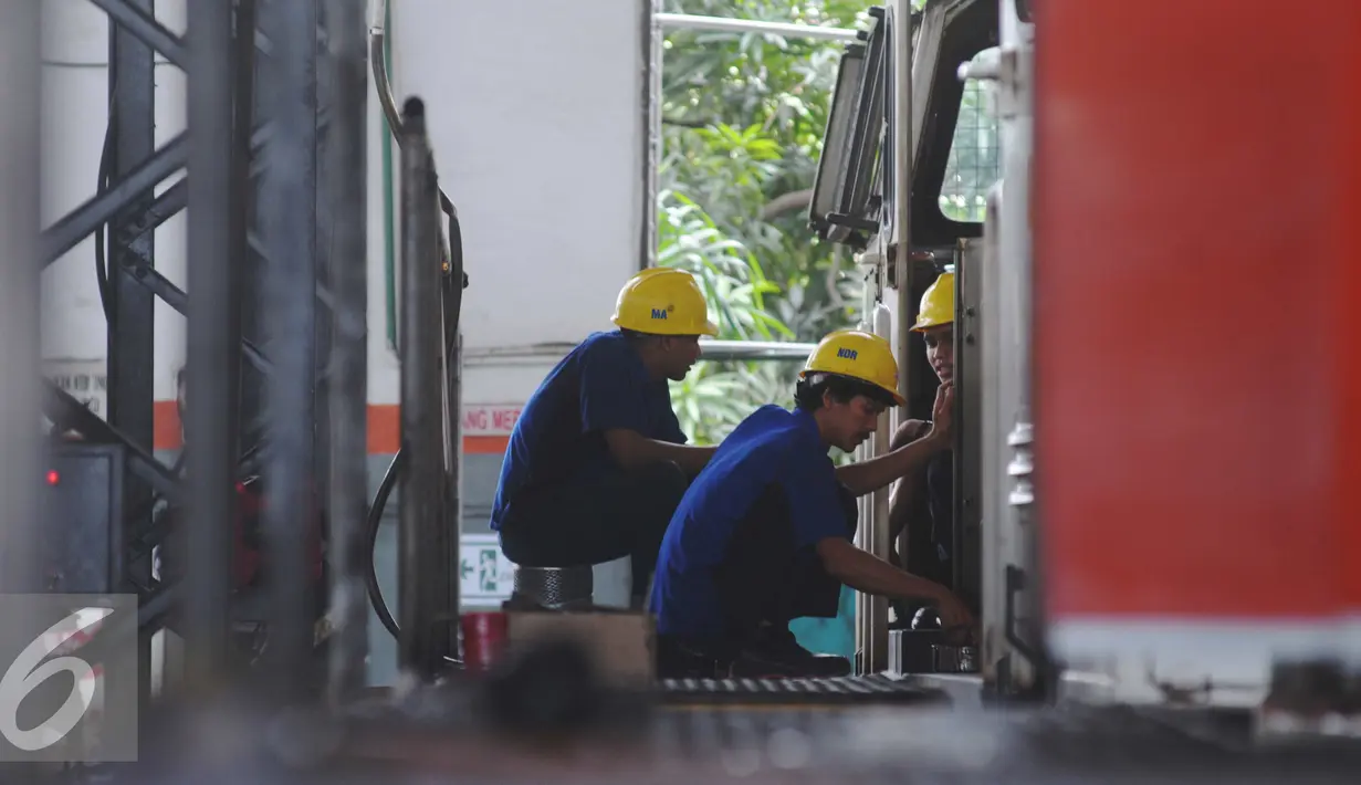 PT KAI melakukan upaya antisipasi membeludaknya pemudik jelang Lebaran, Jakarta, Kamis (23/6). Perbaikan dan perawatan terus dilakukan agar kereta bisa ditumpangi dengan nyaman. (Liputan6.com/Angga Yuniar) 