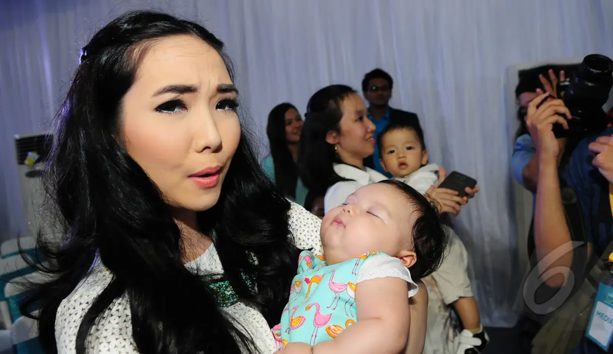 Istri Gading Marten ini mengatakan, melihat sang buah hati tersenyum dan tertawa sepanjang hari merupakan kebahagiaan yang tak ternilai, Jakarta, Senin (18/5/2015). (Liputan6.com/Faisal R Syam)