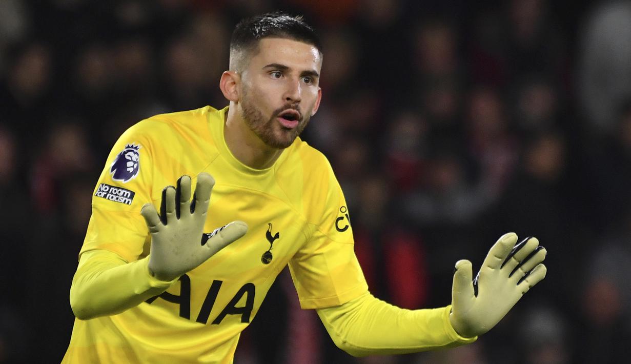 Ekspresi kiper Tottenham Hotspur, Guglielmo Vicario, saat memberikan instruksi kepada rekan satu timnya dalam pertandingan pekan ke-17 Liga Inggris 2023/2024 melawan Nottingham Forest yang berlangsung di The City Ground, Sabtu (16/12/2023) dini hari WIB. (AP Photo/Rui Vieira)