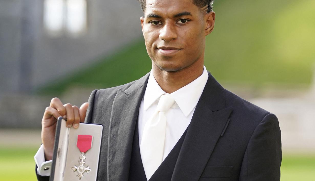 <p>Penyerang Manchester United dan Timnas Inggris, Marcus Rashford mendapatkan gelar MBE (Member of the Order of the British Empire) setelah kampanyenya menyediakan makanan gratis untuk anak-anak kurang mampu selama pandemi Covid-19. (AFP/Pool/Andrew Matthews)</p>