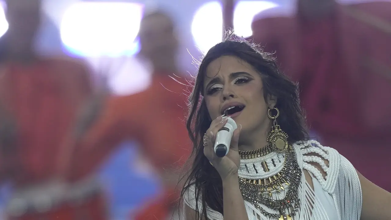 Camila Cabello Tak Terima 'Dicuekin' Fans Liverpool di Panggung Jelang Final Liga Champion