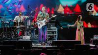 Aksi panggung band Barasuara  pada Tamagochill festival yang bertajuk it’s time to go chill di Tennis Indoor Senayan, Jakarta, Jumat (22/11/2019). Dalam penampilannya mereka membawakan sejumlah lagu tenarnya seperti Sendu Melagu, Mengunci Ingatan, dan Bahas Bahasa. (Liputan6.com/Faizal Fanani)