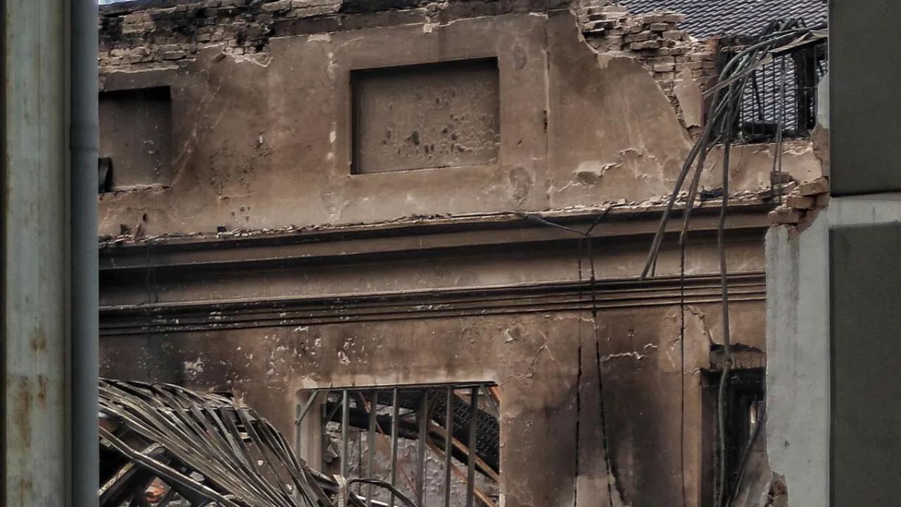 Total kerugian Museum Nasioal akibat kebakaran masih ditelaah. Penilaian kerugian barang bersejarah perlu pendalaman lebih lanjut.<br>