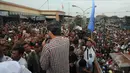 Ribuan orang berkumpul menutup jalan di depan Pasar Induk Kajen, Jalan Diponegoro, Pekalongan, Kamis (19/6/2014) (Liputan6.com/Herman Zakharia)