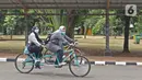 Pengunjung bersepeda di Taman Margasatwa Ragunan, Jakarta Selatan, Sabtu (26/12/2020). Kawasan Ragunan pada libur panjang Natal 2020 ini terpantau cukup ramai meski tak seramai di hari sebelum Covid-19 merebak di Indonesia ini. (Liputan6.com/Herman Zakharia)