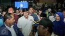 Cawagub DKI Jakarta Sandiaga Uno disambut pendukung kader PAN saat tiba di GOR Jakarta Utara, Sabtu (18/3). DPW PAN DKI Jakarta deklarasikan dukungannya untuk Anies-Sandi sebagai Cagub dan Cawagub DKI Jakarta. (Liputan6.com/Yoppy Renato)