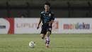 Bek Persib Bandung, Henhen Herdiana, menggiring bola saat melawan Perseru Serui pada laga Piala Presiden 2019 di Stadion Si Jalakl Harupat, Soreang, Bandung, Selasa (12/3). Persib menang 4-0 atas Perseru.(Bola.com/Yoppy Renato)