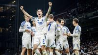 Pemain FC Copenhagen, Kevin Diks (depan) melakukan selebrasi setelah mencetak gol kedua timnya ke gawang Heart of Midlothian pada laga lanjutan UEFA Conference League 2024/2025 di Parken Stadium, Copenhagen, Denmark, Jumat (13/12/2024). (AP Photo/Ritzau Scanpix/Mads Clauss Rasmussen)
