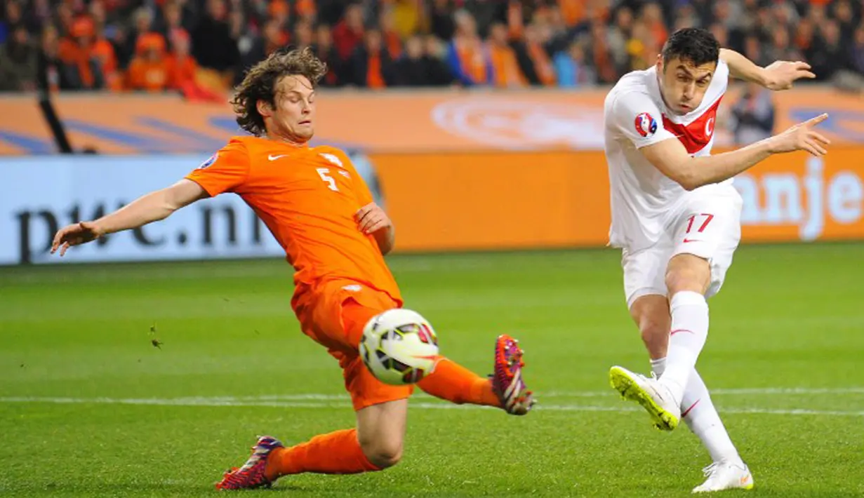 Duel panas terjadi di laga kualifikasi Piala Eropa 2016 antara Belanda dengan Turki di Amsterdam Arena, Minggu (29/3/2015). Belanda bermain imbang 1-1 melawan turki. (AFP PHOTO/John Thys)