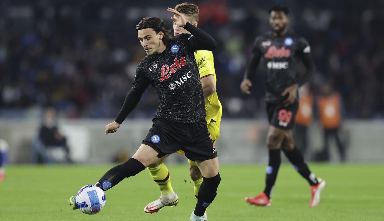 Gelandang Napoli, Eljif Elmas  mengontrol bola saat bertanding melawan Bologna pada pertandingan Liga Serie A Italia di stadion Diego Armando Maradona di Naples, Italia, Jumat (29/10/2021). Napoli menang telak atas Bologna 3-0. (Alessandro Garofalo/LaPresse via AP)