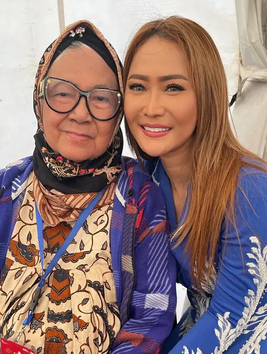 Sopan santun Inul Daratista kepada Bunda Iffet diguyur pujian warganet. “Seneng ngeliatnya, santun,” istri Ajun Perwira, Jennifer Ipel mencuap di kolom komentar seraya menyematkan emotikon hati. “Masyaallah, paling seneng bgt kalo ada yg sayang bgt sm orang tua, langsung nyes kena bgt ke hati,” tulis akun @yeni****. “Walaupun udh terkenal tetep santun dengan yg lebih tua patut dicontoh,” @mari**** menimpali. (Foto: Dok. Instagram @inul.d)