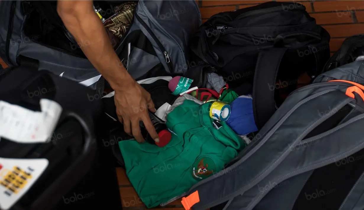 Menurut Benny Wahyudi, dirinya memindahkan barang-barangnya karena tas yang sebelumnya dipakai merupakan pinjaman. (Bola.com/Vitalis Yogi Trisna) 