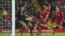 Pemain Liverpool, Dominic Solanke (tengah) gagal mecetak gol saat berhadapan dengan kiper West Bromwich pada lanjutan Premier League di Anfield, Liverpool, (13/12/2017). Liverpool bermain imbang 0-0. (AFP/Paul Ellis)