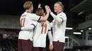 Manchester City sukses melangkah ke perempatfinal Piala FA 2023/2024 setelah menghancurkan tuan rumah Luton Town dengan skor 6-2 pada laga putaran kelima di Kenilworth Road Stadium, Luton, Rabu (28/2/2024) dini hari WIB. Dua andalan The Citizens menjadi bintang dalam laga tersebut. Erling Haaland sukses mencatatkan namanya di papan skor sebanyak lima kali, sementara Kevin De Bruyne benar-benar menjadi pelayan tulen "Sang Monster" dengan empat assistnya. (AP Photo/Alastair Grant)