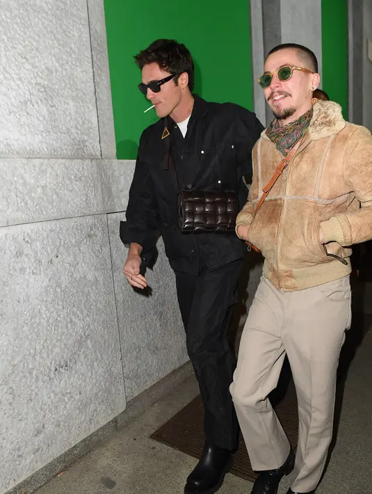 Sebut saja Jacob Elordi. Pemeran The Kissing Booth, tampil casual chic mengenakan setelan serba hitam. (Dok/Bottega Veneta).