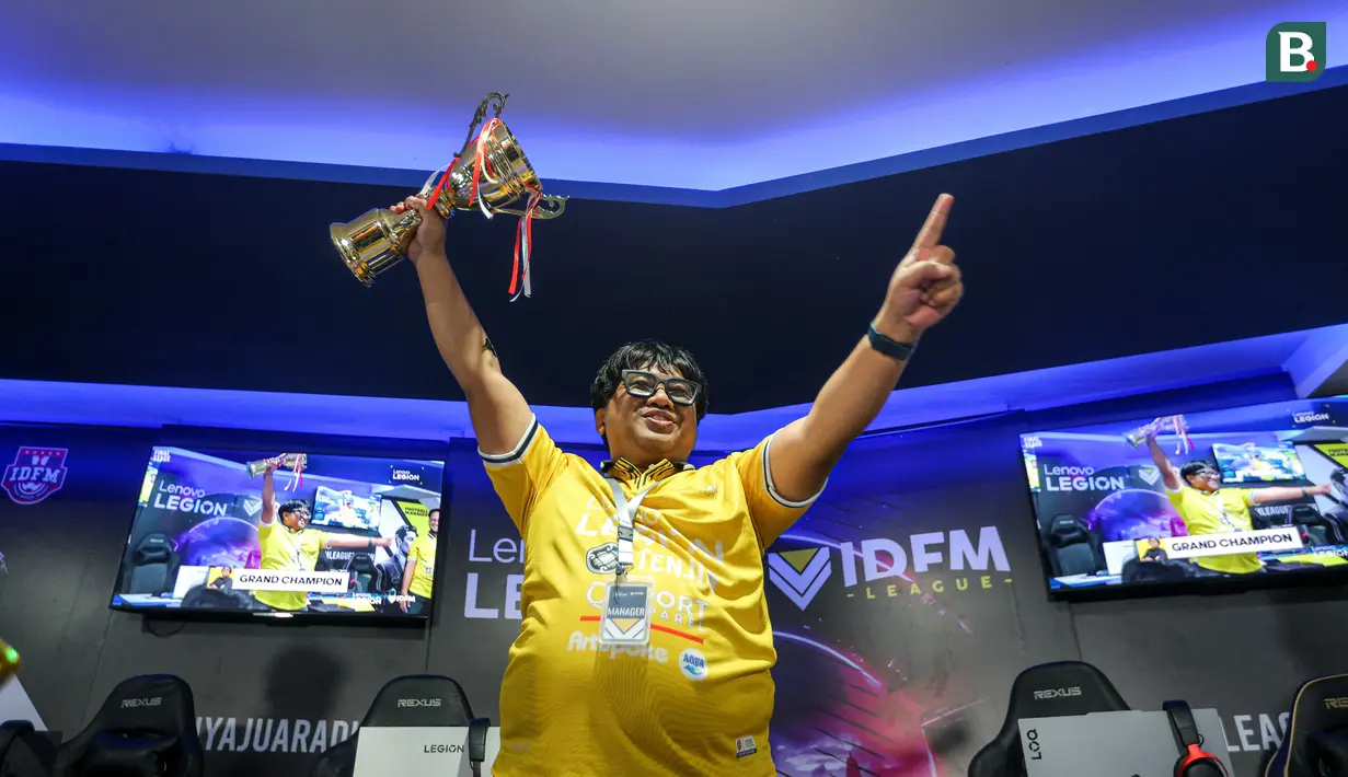 Atlet e-sports Indonesia Syamsul Arip mengangkat trofi setelah memenangkan Lenovo Legion IDFM 2025 di Sentinel Cyber ​​Arena, Jakarta Timur, Minggu (02/23/2025). (Ball.com/bagaskara lazuardi)