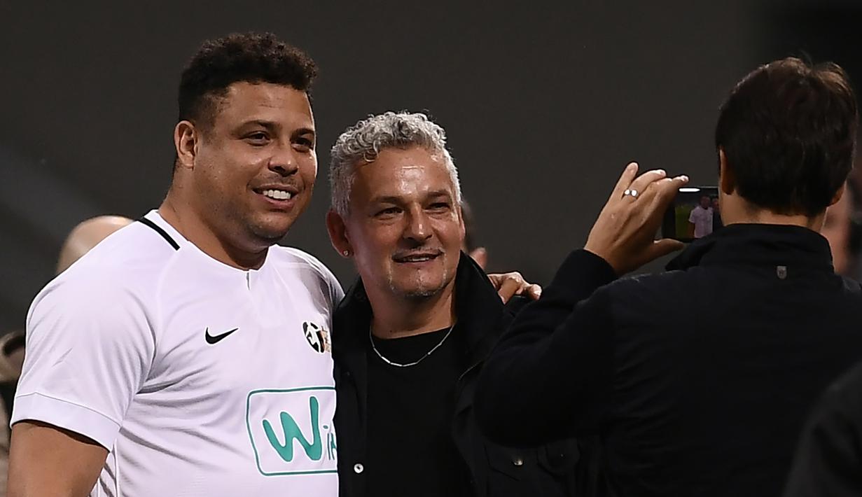 Mantan pemain sepakbola Brasil Ronaldo dan mantan pemain sepak bola Italia Roberto Baggio berpose selama pertandingan perpisahan Andrea Pirlo di Stadion San Siro, Milan, Italia, (21/5). (AFP Photo / Marco Bertorello)