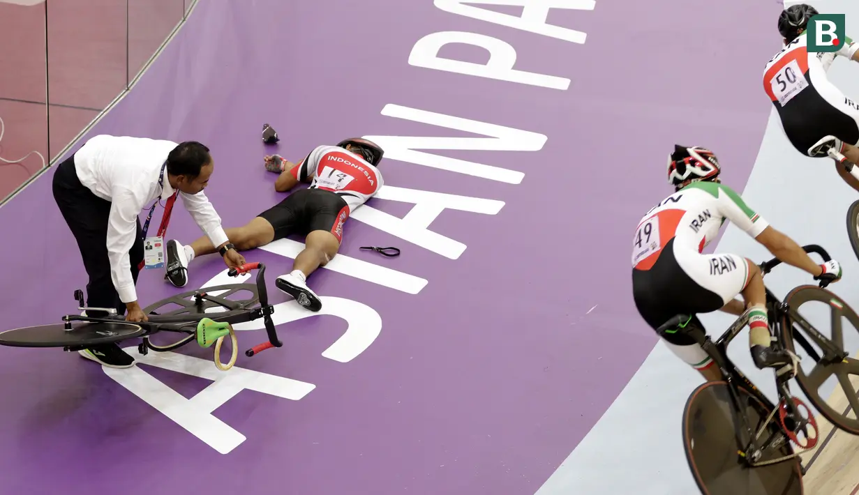 Pebalap sepeda Indonesia, M Habib, terjatuh saat beraksi pada Asian Para Games di Velodrome, Jakarta, Kamis (11/10/2018). Tim Indonesia berhasil meraih medali perunggu. (Bola.com/M Iqbal Ichsan)