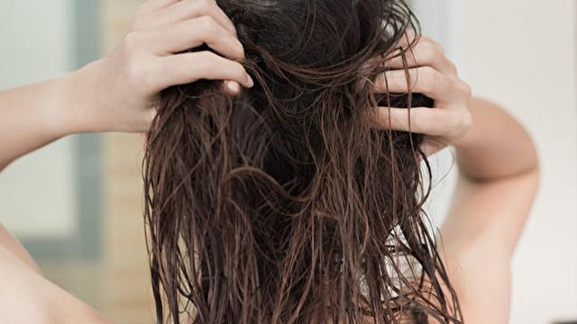 Sering Tidur dengan Rambut Basah, Wanita Alami Kelumpuhan Wajah