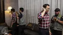 Pasangan calon Gubernur dan Wakil Gubernur DKI Jakarta no 2, Basuki Tjahaja Purnama dan Djarot Saiful Hidayat bersiap dibelakang panggung sebelum debat terakhir Pilgub DKI Jakarta di Hotel Bidakara, Jakarta, Rabu (12/4). (Liputan6.com/Faizal Fanani)