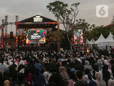 Ribuan muda mudi memadati Pertamina Weekend Fest 2024 di QBig BSD, Kabupaten Tangerang, Banten, Minggu (7/7/2024). (Liputan6.com/Angga Yuniar)