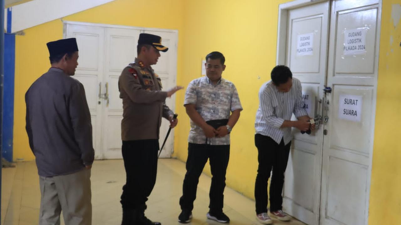 Pastikan Kondisi Logistik Pilkada Aman, Kapolres Pelalawan Cek Gudang Logistik KPU