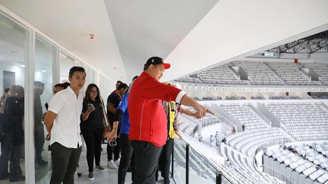 Menteri Pemuda dan Olahraga (Menpora) RI, Dito Ariotedjo, mengelilingi Indoor Multifunction Stadium (IMS) di Komplek Gelora Bung Karno, Jakarta Pusat, pada Rabu (7/6/2023).
