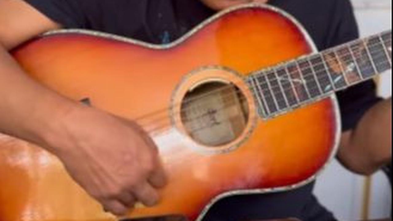 Bermain Gitar dan Menyanyikan Lagu dari Maestro Iwan Fals