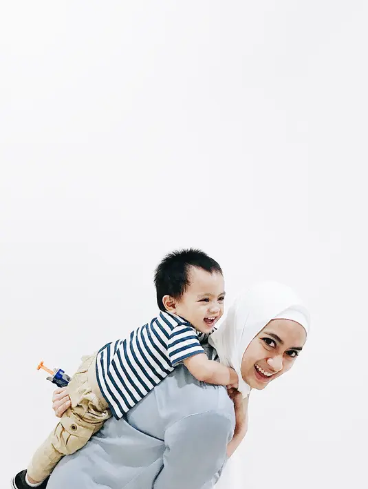 Sejak anaknya masih kecil, pasangan ini mulai mengajari anaknya, Dia Sekala Bumi untuk berbagi dengan sesamanya. Salah satu cara yang dilakukan oleh pasangan ini adalah dengan caa sharing. (Instagram/ayudiac)