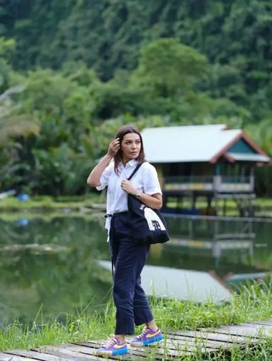 Dalam liburan ini, Najwa Shihab memilih busana casual yang simple namun tetap stylish dengan memadukan kemeja, pants, dan sneakers. (Instagram/najwashihab).