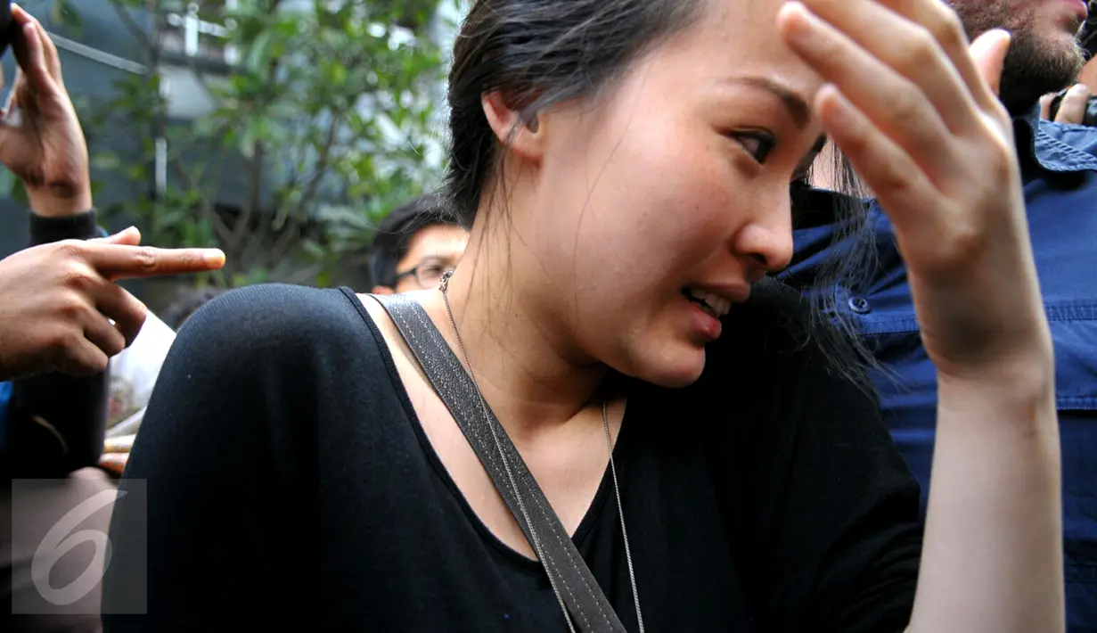 Made Sandy Salihin, saudara kembar dari Mirna saat tiba di Gedung Direktorat Reserse Kriminal Umum Polda Metro Jaya, Rabu (3/2/2016). Polisi memanggil Sandy untuk dimintai keterangan sebagai saksi. (Liputan6.com/Faisal R Syam)