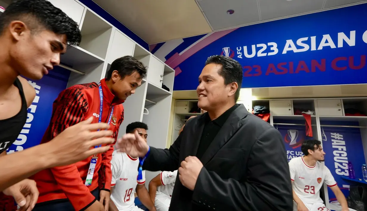 <p>Ketua Umum PSSI, Erick Thohir (kanan) memberikan selamat kepada para pemain Timnas Indonesia U-23 setelah menang atas Korea Selatan U-23 pada babak adu penalti dalam laga perempat final Piala Asia U-23 2024 di Abdullah bin Nasser bin Khalifa Stadium, Qatar, Jumat (26/04/2024) WIB. (Dok. PSSI)</p>