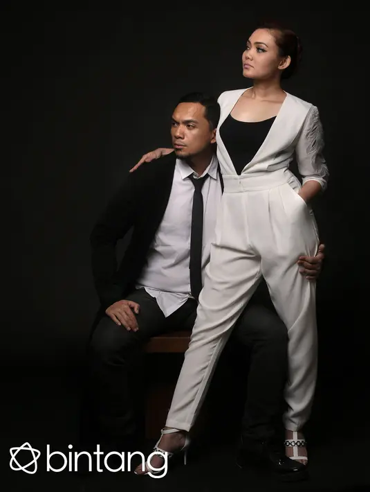 "Kita masing-masing saling introspeksi diri, mungkin akunya yang salah. Kita ketemu, obrolin. Jadi kita gimana, jalan tengahnya bagaimana," ujar Rina Nose yang didampingi Fakhrul Razi saat di studio Bintang.com, Kamis (31/8). (Galih W. Satria/Bintang.com)