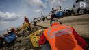Petugas kebersihan membersihkan sampah laut di Pelabuhan Kali Adem, Jakarta, Senin (1/1). Banyaknya sampah plastik dibandingkan ikan yang gagal dikelola dengan baik membuat limbah yang mengakibatkan laut tercemar.  (Liputan6.com/Faizal Fanani)