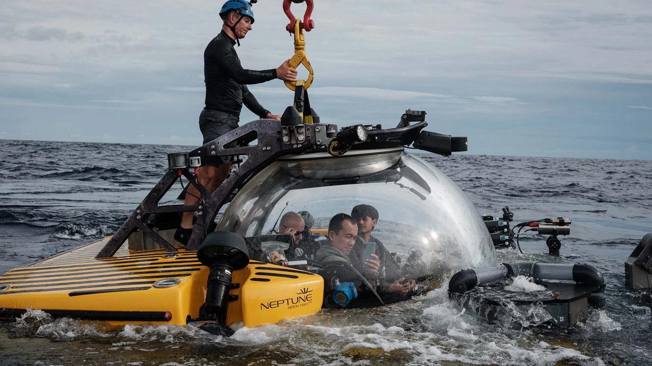 FOTO: Berburu Kehidupan Laut Dalam Sulawesi dengan Kapal Selam