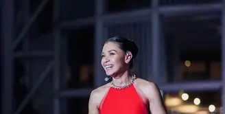 Lady in red. Adinia Wirasti memesona bergaunhalter merah Stella Rissa di karpet merah [@adiniawrst]