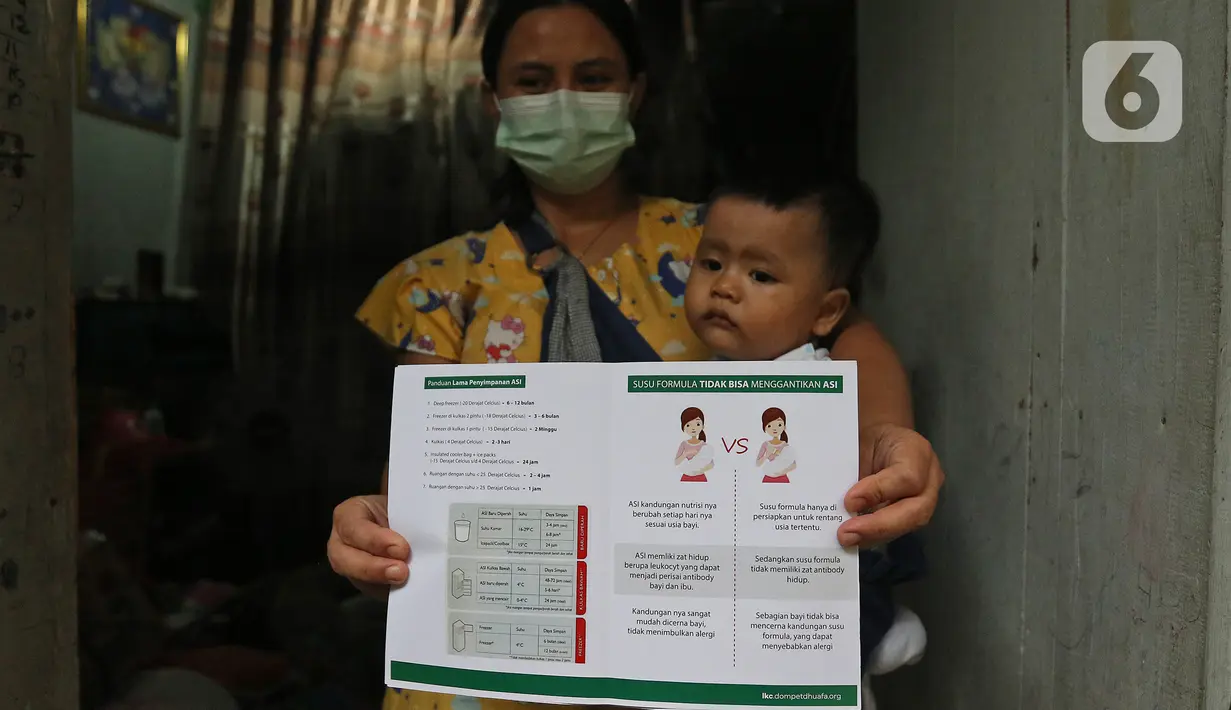 Salah seorang ibu menyusui penyintas COVID-19 di RW 07 Kelurahan Tengah, Kramat Jati, Jakarta, Kamis (5/8/2021). Relawan Dompet Dhuafa melakukan monitoring dan edukasi kesehatan untuk ibu menyusui penyintas COVID-19 dalam rangka Pekan ASI Sedunia. (Liputan6.com/Herman Zakharia)