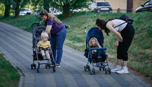 Ilustrasi mengasuh bayi. (dok. Maxim Tolchinskiy/Unsplash)