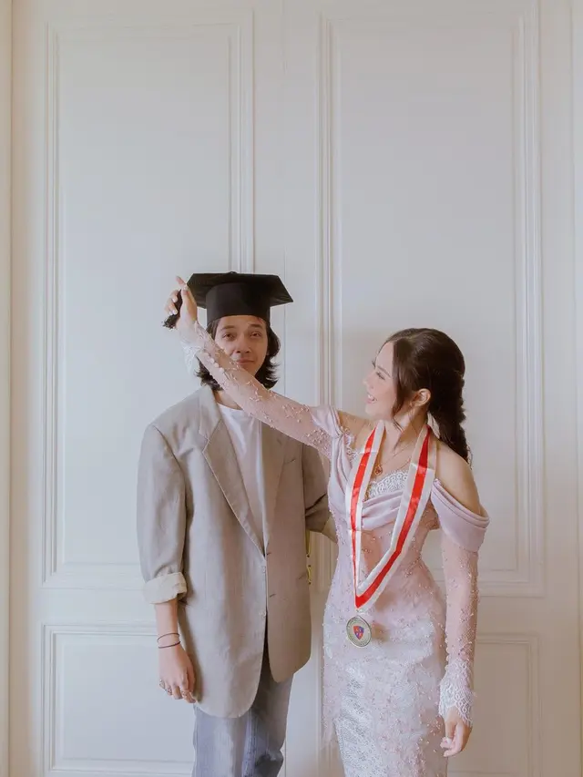 Momen Bahagia Nadin Amizah Wisuda, Menawan Pakai Kebaya Putih