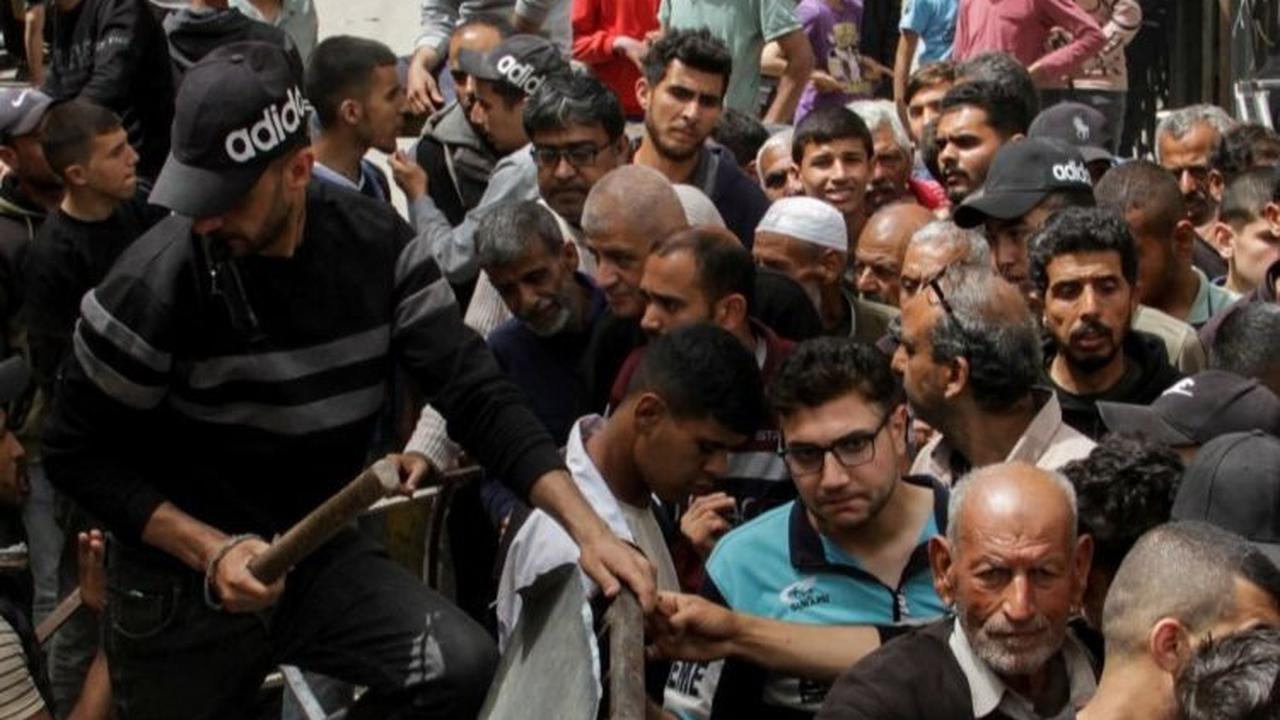 Toko roti Ajour, yang terletak di pusat Kota Gaza, telah menjadi harapan bagi banyak warga setempat. Setelah beberapa waktu ditutup akibat konflik di wilayah itu. Foto: REUTERS / Mahmoud Issa<br>