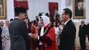 Presiden Joko Widodo bersalaman dengan hakim MK yang baru, Enny Nurbaningsih usai pelantikan, Jakarta, Senin (13/8). Jokowi mencari pengganti Maria melalui tim panitia seleksi hakim MK yang dipimpin mantan Hakim MK Harjono. (Liputan6.com/Biropers)