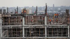 Pekerja menyelesaikan pembangunan di Kompleks Wisma Atlet Kemayoran, Jakarta, Kamis (29/12). Rusun ini dibangun di atas lahan seluas 10 hektare. Pembangunannya diperkirakan akan rampung pada September 2017. (Liputan6.com/Faizal Fanani)