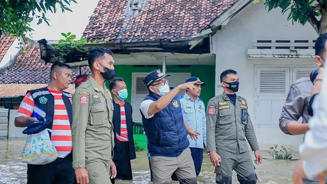 Bupati Pamekasan Baddrut Tamam meninjau lokasi banjir. (Foto: Facebook Ra Baddrut Tamam).