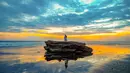 Terletak di kawasan Tabanan bagian selatan, Pantai Pasut dikenal sebagai pantai yang masih relatif tersembunyi dan belum banyak tersentuh keramaian wisata. Tampak dalam foto, pengunjung beraktifitas menikmati waktu senja Pantai pasut di Tabanan, Bali. (merdeka.com/Arie Basuki)