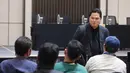 Ketua PSSI, Erick Thohir, berbincang dengan para wartawan saat jumpa pers di Menara Danareksa, Jakarta Pusat, Kamis (20/6/2024). (Bola.com/M Iqbal Ichsan)