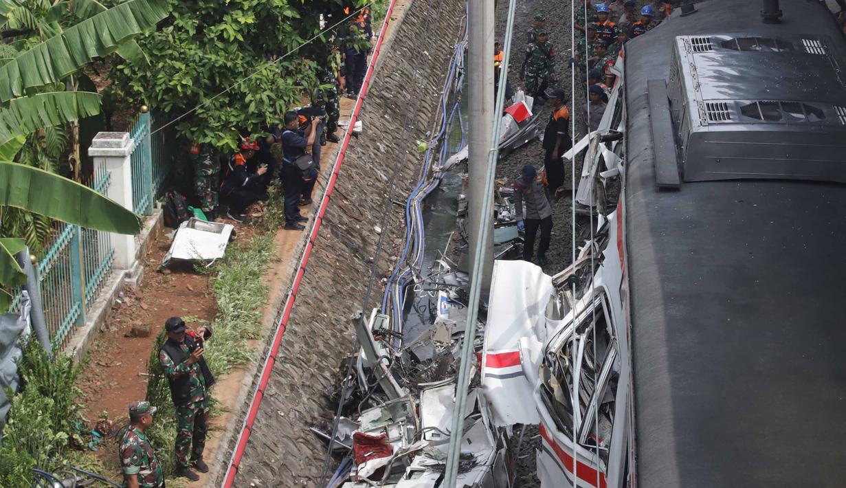 Petugas melakukan pengecekan saat proses evakuasi gerbong Kereta Rel Listrik (KRL) Commuter Line pasca-tabrakan Kereta Api Jarak Jauh (KAJJ) Argo Bromo Anggrek relasi Gambir-Surabaya Pasar Turi di Stasiun Bekasi Timur, Bekasi, Jawa Barat, Selasa (28/4/2026). (merdeka.com/Arie Basuki)