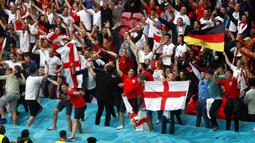 Suporter Inggris bersorak untuk tim nasional mereka setelah pertandingan babak 16 besar Euro 2020 antara Inggris dan Jerman di Stadion Wembley, London, Inggris, Selasa (29/6/2021). Inggris menang 2-0. (Matthew Childs/Pool via AP)