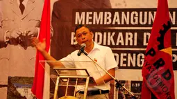 Ketua Umum PRD, Agus Jabo Priyono berpidato pada Kongres PRD ke-8 di Hotel Acacia, Jakarta, Selasa (24/3/2015). Pada kongres kali ini, PRD akan berjuang untuk menjadi salah satu kontestan dalam Pemilu 2019 nanti.(Liputan6.com/Yoppy Renato)