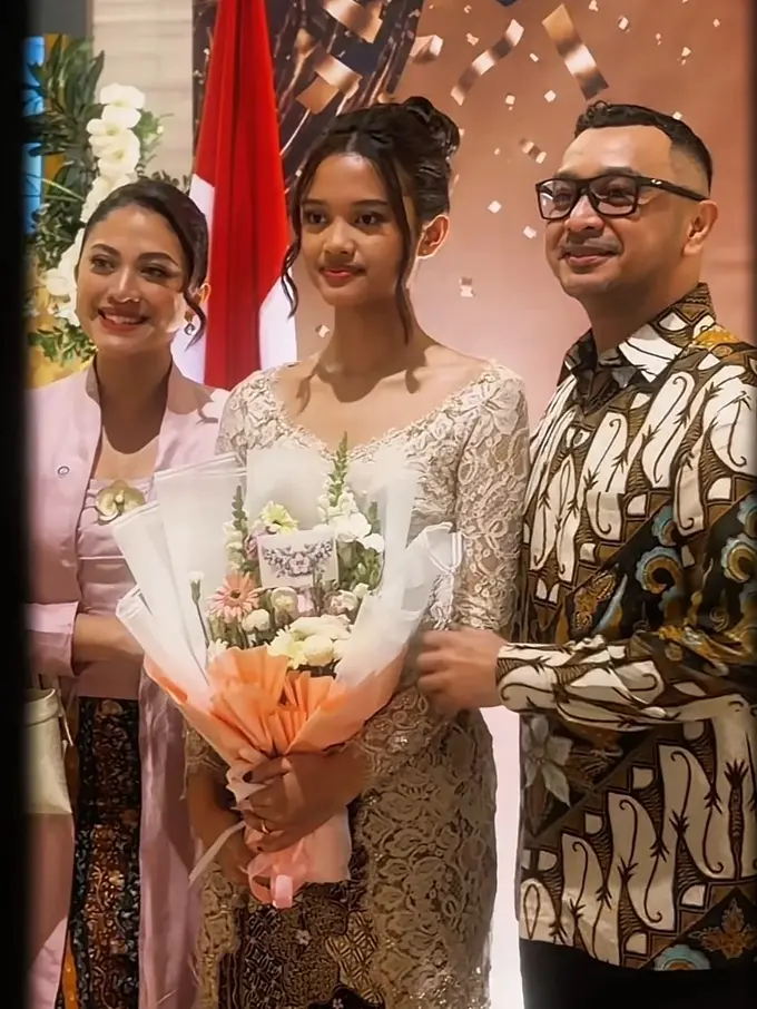 Aisha Amira Ganesha Putri Giring Ganesha dan Cynthia Riza  di Momen Kelulusan. [@giring]